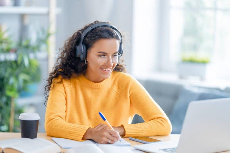 woman working on laptop at home 2021 09 15 19 47 29 utc 1 800x533 1